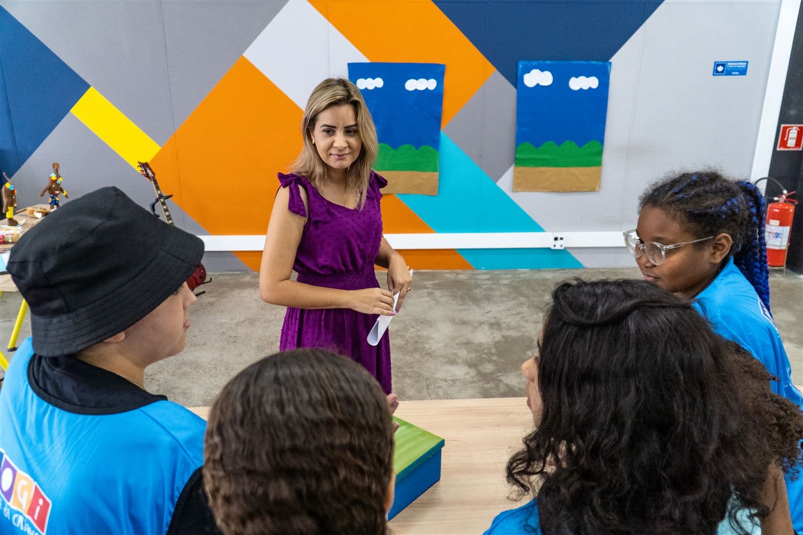 Educadora conduzindo atividade do Exploradores Musicais