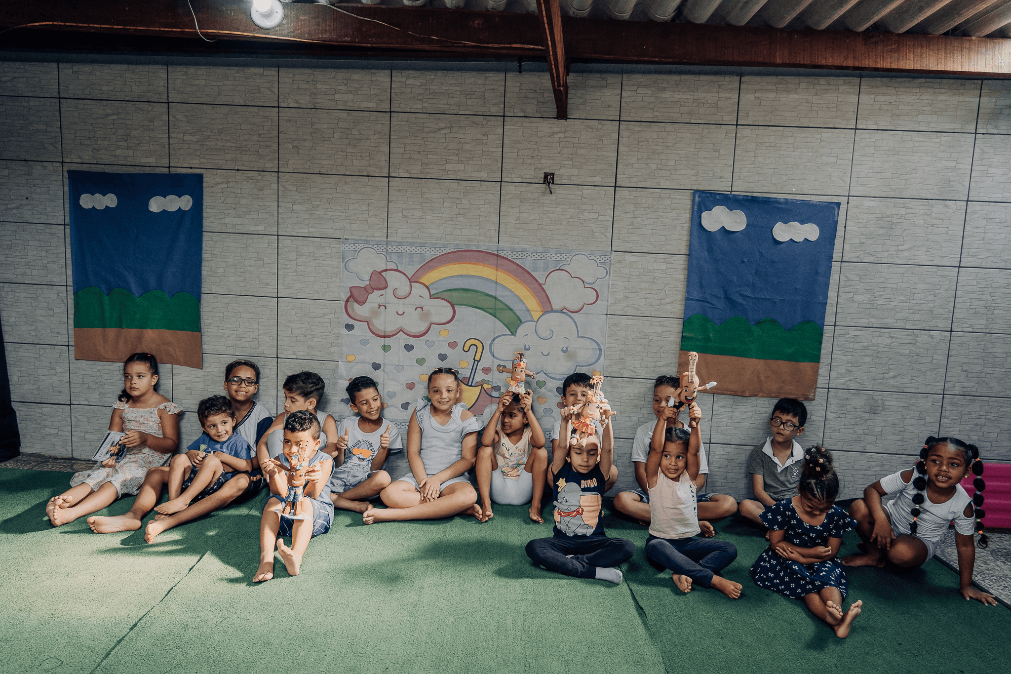 Crianças participando de atividade musical da ZigZag Educa