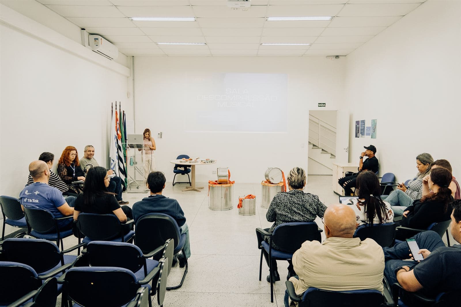 Equipe reunida na experiência Sala de Descompressão Musical