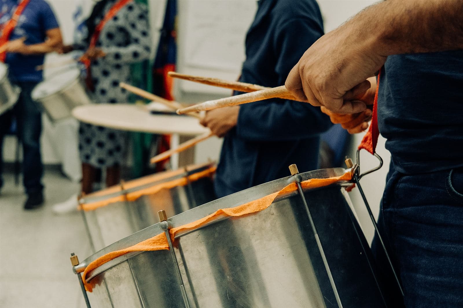 Atividade colaborativa com instrumentos na Sala de Descompressão Musical