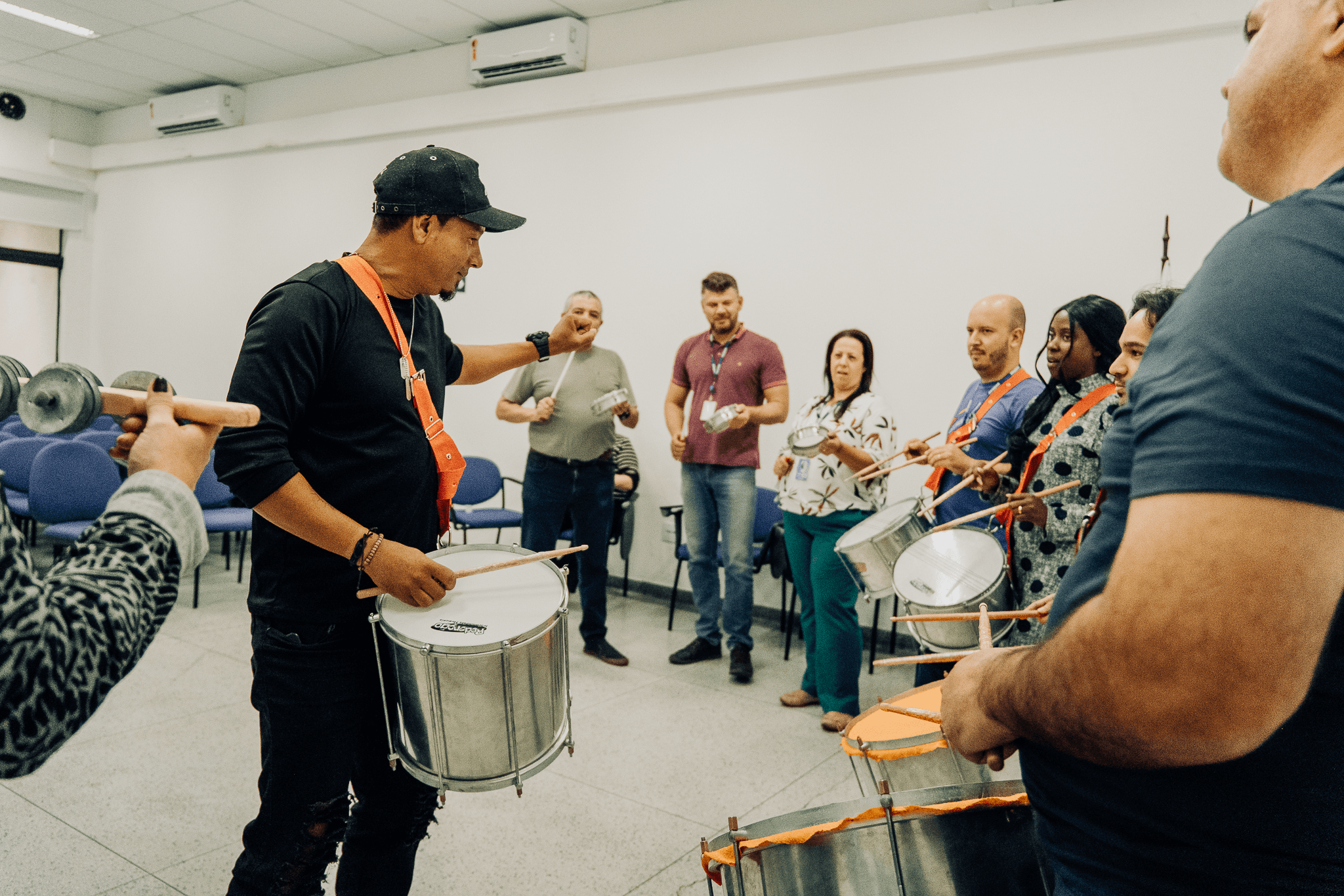 Equipe tocando percussão na Sala de Descompressão Musical