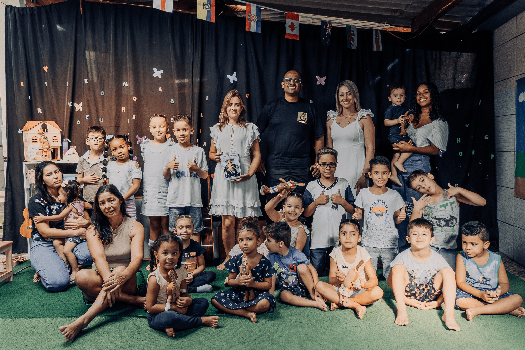 Crianças participando de atividade com a Turma do Torkynho