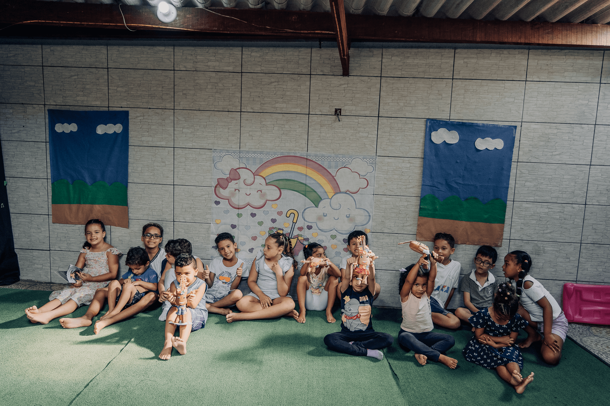Crianças participando de atividade com a Turma do Torkynho